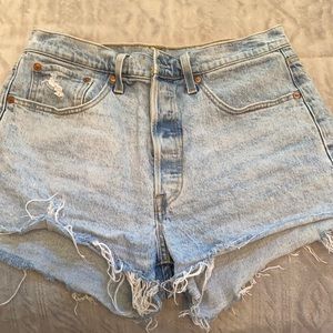 Levi’s lightwash shorts